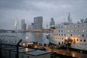Vertrek opvangboot in Rotterdam nadert, toekomst opvang nog onduidelijk