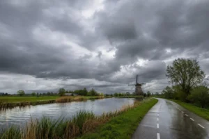 Bewolkt weerbeeld met kans op wisselende regenbuien