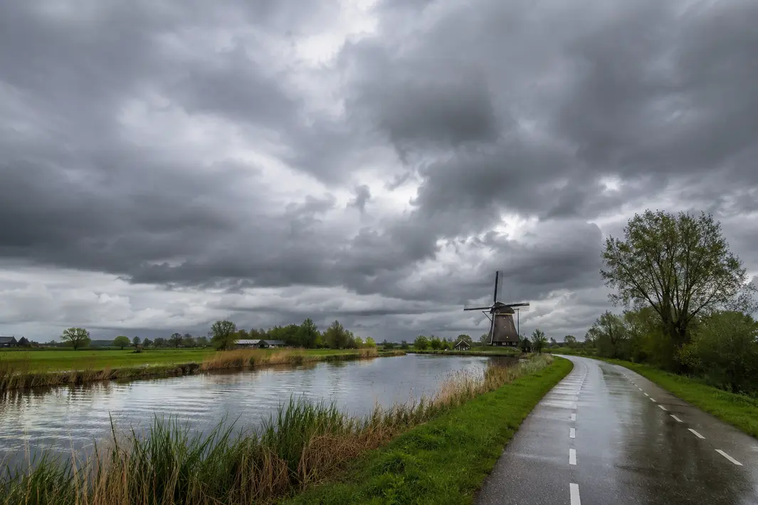 Bewolkt weerbeeld met kans op wisselende regenbuien