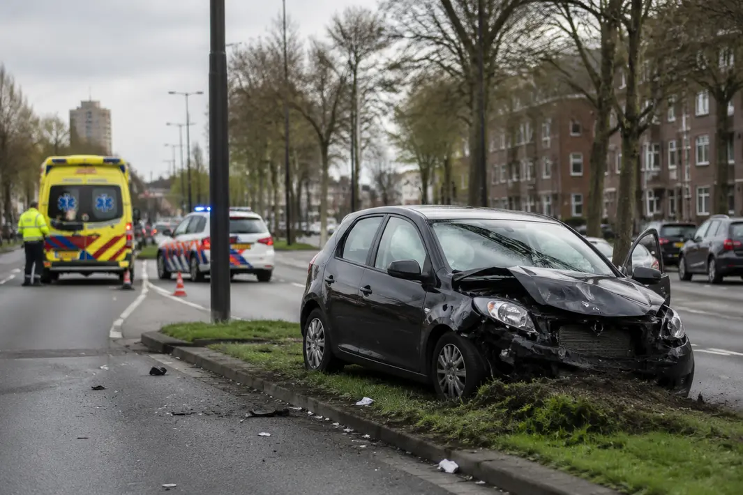 Botsing op Nieuwe Damlaan in Schiedam resulteert in botsing tegen middenberm
