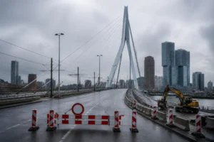 Erasmusbrug in Rotterdam tijdelijk afgesloten voor auto's wegens werkzaamheden