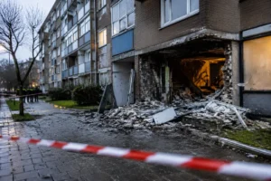 Explosie in portiekflat in Rotterdam-Noord zorgt voor grote schade en ontruiming