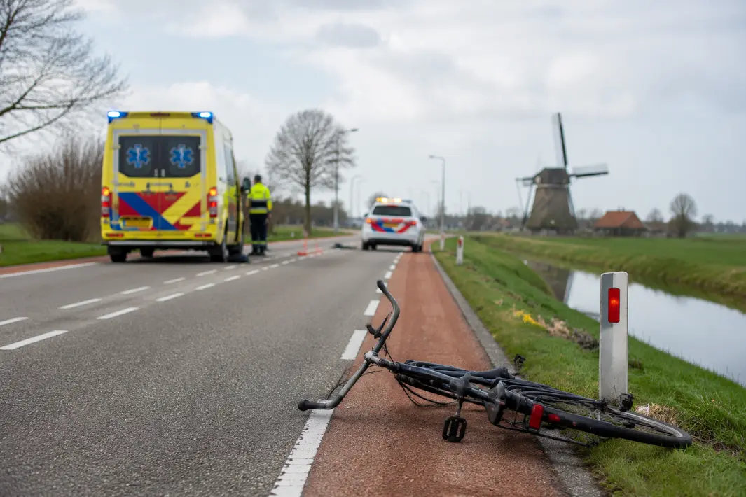 Fietser zwaargewond na aanrijding op N-weg in Alblasserwaard