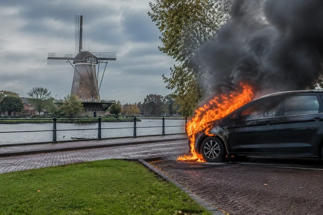 Geparkeerde auto vliegt in brand aan de Watermolen in Maassluis