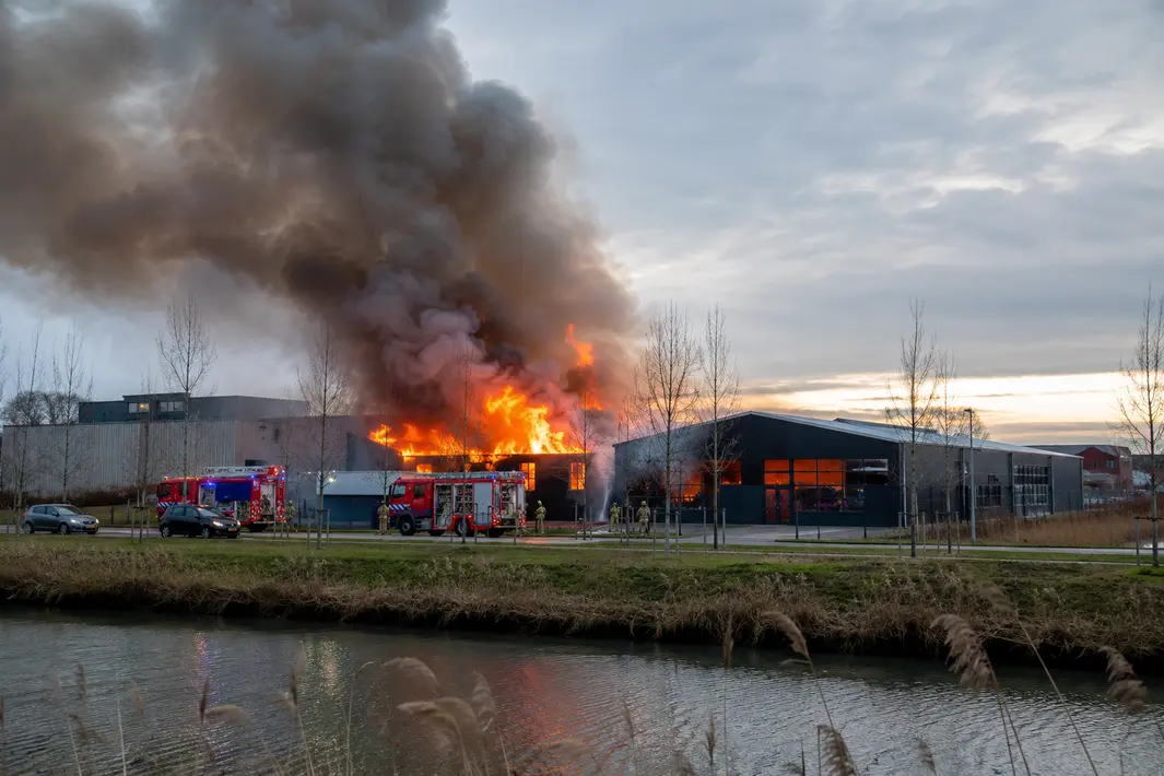 Grote brand bij brommobielbedrijf in Numansdorp