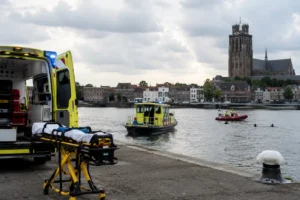 Persoon in kritieke toestand na redding uit zwemwater in Dordrecht