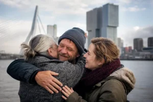 Rotterdamse man herenigd met familie na jaren van dakloosheid