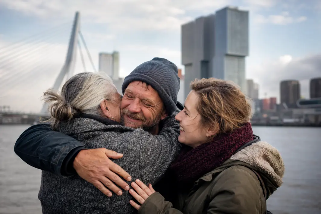 Rotterdamse man herenigd met familie na jaren van dakloosheid