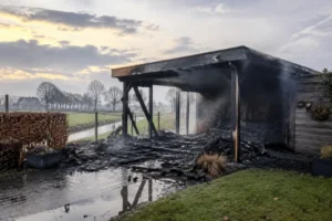 Tuinoverkapping verwoest door brand in Mookhoek