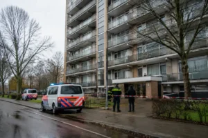 Twee personen overleden aangetroffen in Vlaardingse flatwoning