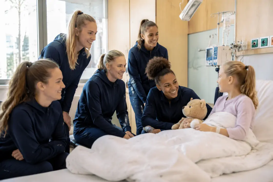 Vrouwenvoetbalteam brengt bezoek aan kinderziekenhuis om steun te betuigen