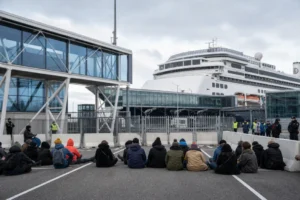 Actievoerders blokkeren ingangen van cruise terminal in Rotterdam