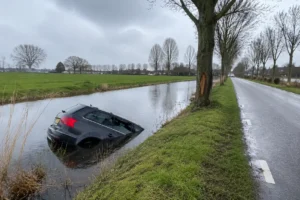 Auto belandt in sloot langs Vlasstraat in Ridderkerk