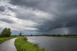 Bewolking neemt toe met kans op buien en onweer later op de dag