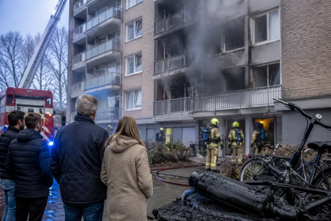 Brand in flatwoning door fietsaccu zorgt voor tijdelijke ontruiming