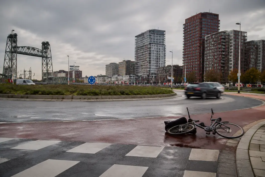 Fietser ernstig gewond bij aanrijding op rotonde in Rotterdam-Delfshaven