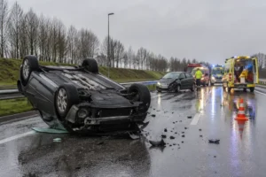 Gewonden bij kopstaartbotsing met auto die over de kop sloeg