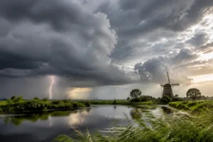 Koele en wisselvallige dag met kans op buien en onweer