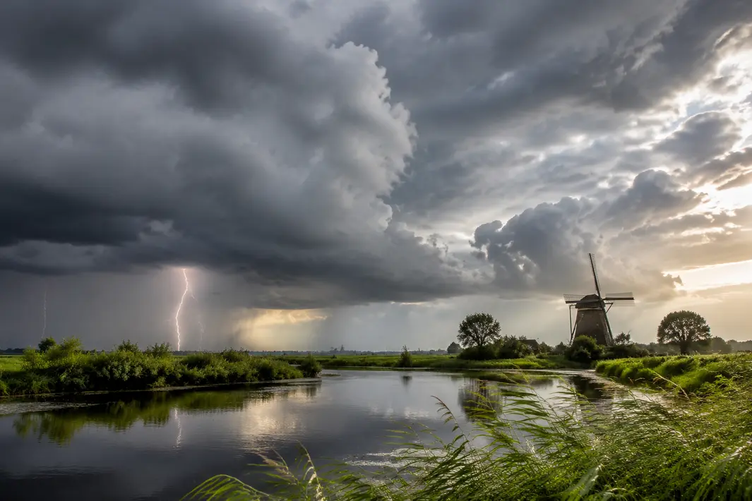 Koele en wisselvallige dag met kans op buien en onweer