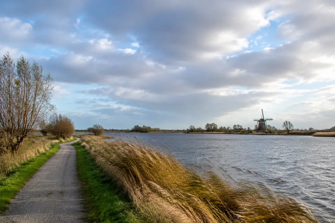 Koele zondag met af en toe zon en matige wind uit het noordwesten