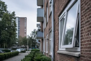 Peuter ernstig gewond na val uit raam in Rotterdam-Charlois