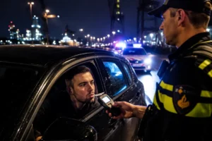 Bestuurder onder invloed rijdt verkeerd op Maashaven Oostzijde en verliest rijbewijs